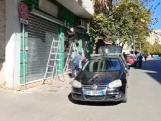 Mbi 15 filiale bankash të dëmtuara nga protestat; bankat: Depozitat janë të sigurta