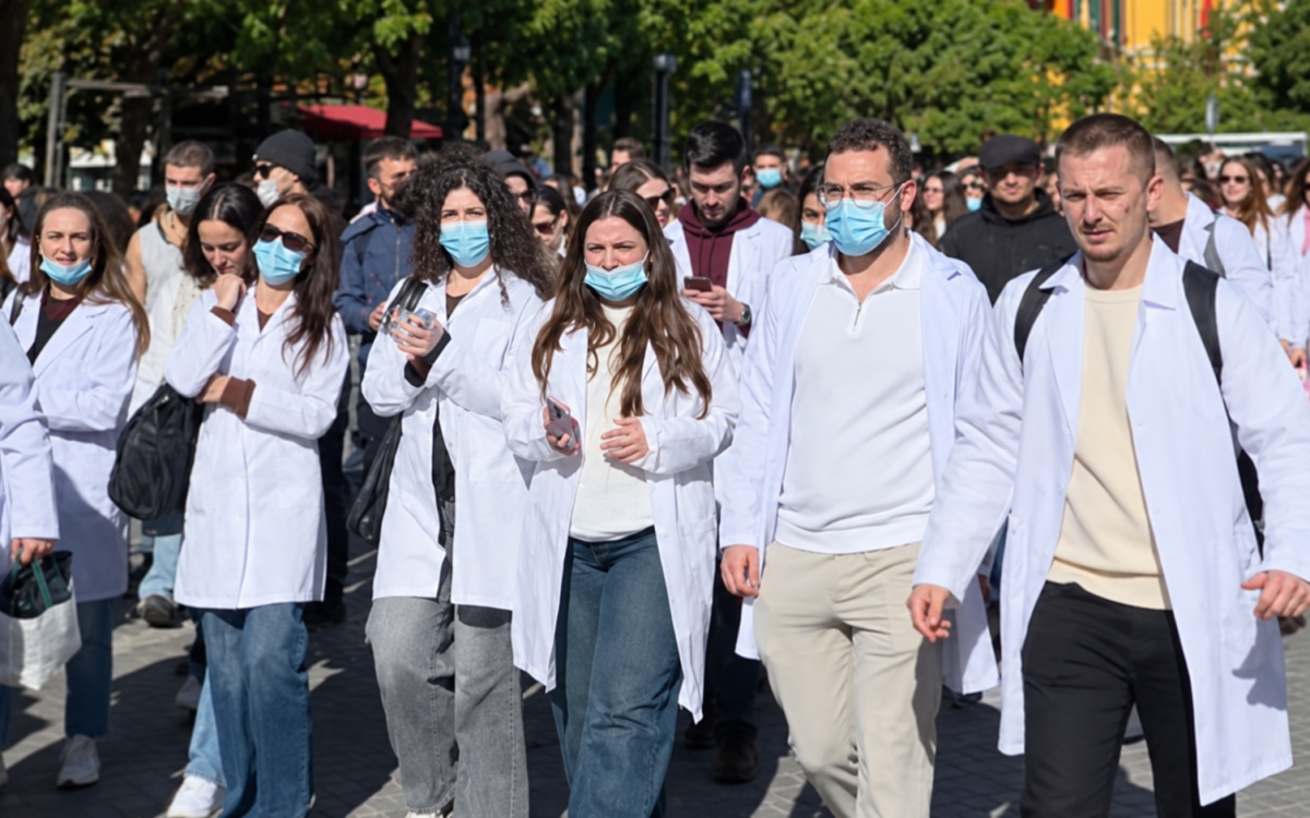 Studentët e Mjekësisë mbërrijnë para Kryeministrisë, kërkojnë dorëheqjen e Ramës