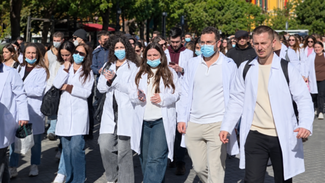 Studentët e Mjekësisë mbërrijnë para Kryeministrisë, kërkojnë dorëheqjen e Ramës