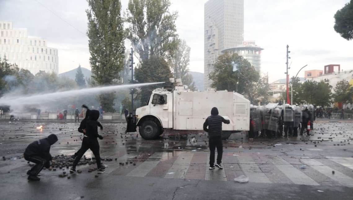 Komisioni Europian: Protesta është e drejtë themelore, dhuna nuk ka vend