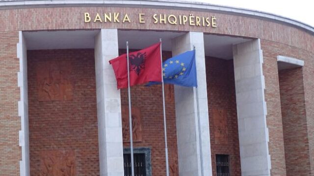 Banka e Shqipërisë e lë normën bazë në 2.5%, por paralajmëron shtrëngim