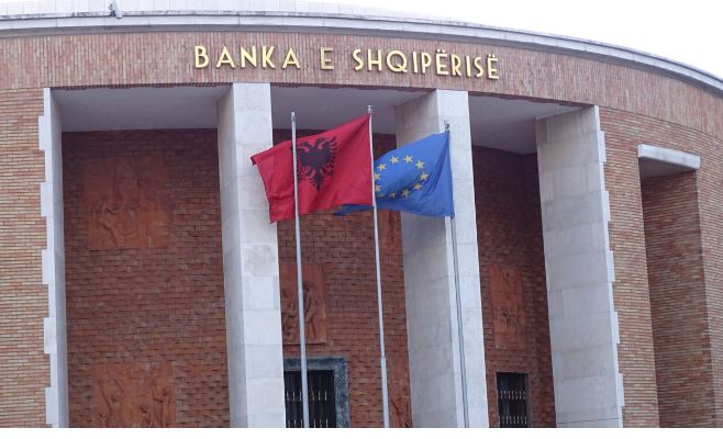 Banka e Shqipërisë e lë normën bazë në 2.5%, por paralajmëron shtrëngim
