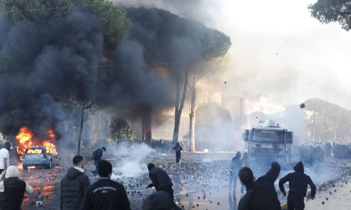 Qeveria përgatit “listën e zezë”: Dhunuesit e protestave mund të ndalohen të hyjnë në BE