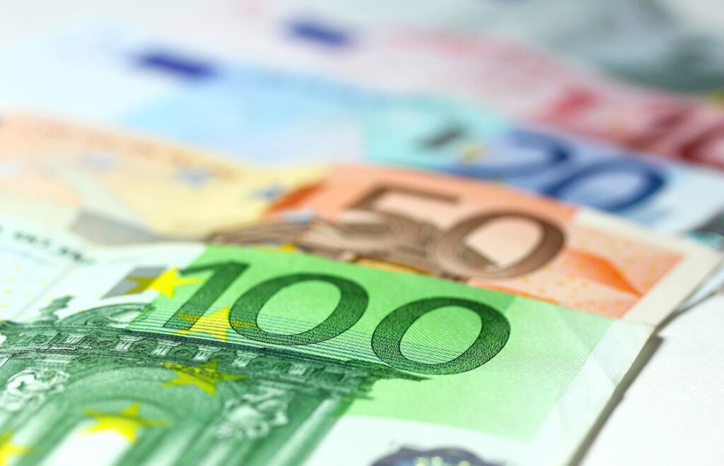 Banka e Shqipërisë bleu rekord 664 milionë euro në gjashtë muaj për të frenuar lekun