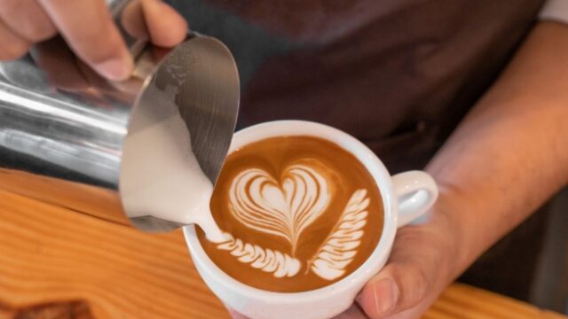 “Ekonomia e kafeneve”: Si turizmi e mbajti Greqinë në paga dhe produktivitet të ulët