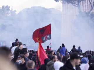 Pas protestave të të rinjve: Çfarë tregojnë shifrat për punën, qiratë dhe emigrimin