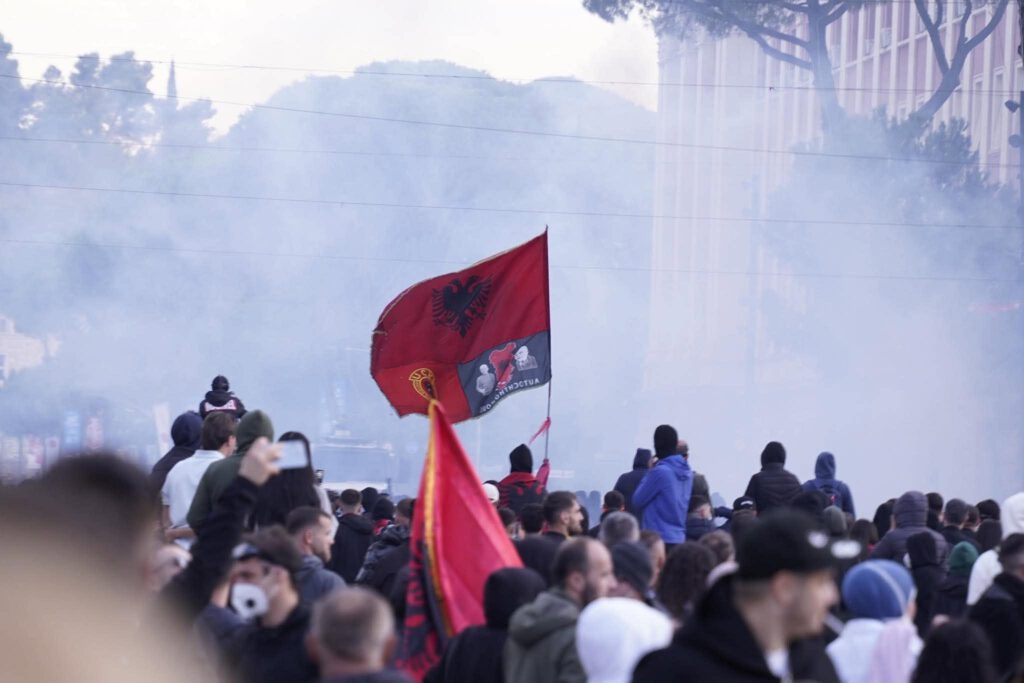 Pas protestave të të rinjve: Çfarë tregojnë shifrat për punën, qiratë dhe emigrimin