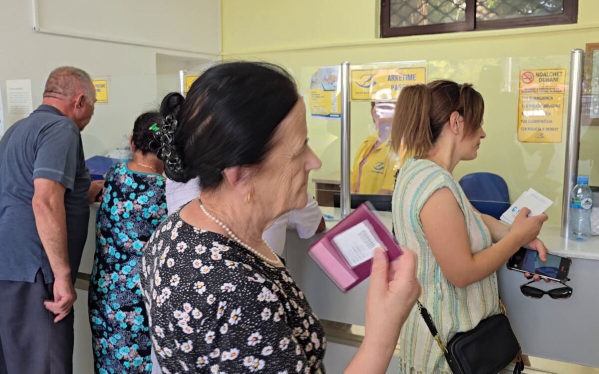 Pensionistët që punojnë paguajnë kontribute: Qeveria shqyrton t’ua kthejë në pension