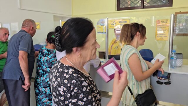 Pensionistët që punojnë paguajnë kontribute: Qeveria shqyrton t’ua kthejë në pension