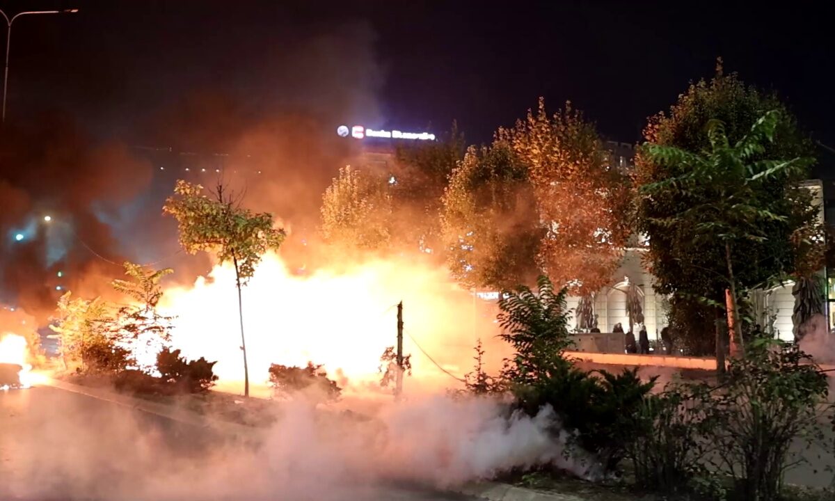 Përplasje në Prishtinë: 11 protestues dhe 6 policë të lënduar, tre të shoqëruar