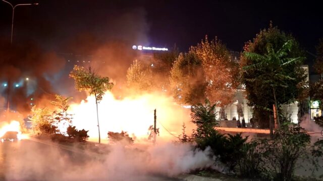 Përplasje në Prishtinë: 11 protestues dhe 6 policë të lënduar, tre të shoqëruar